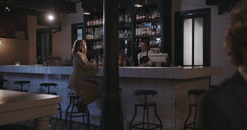 一个男人在酒吧里弹钢琴 · 免费素材视频