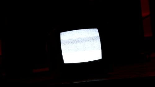 旧电视屏幕上的静态图片 · 免费素材视频