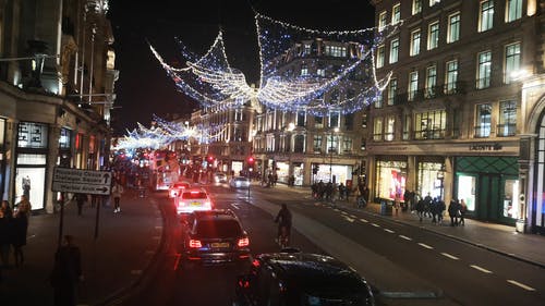 在圣诞节期间在伦敦过街与圣诞灯提起 · 免费素材视频