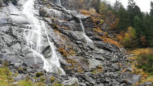瀑布从山石的侧面层叠下来 · 免费素材视频