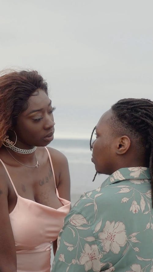 情侣在海滩的浪漫时刻 · 免费素材视频