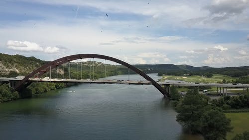 在德克萨斯州奥斯汀市，过科罗拉多河大桥的无人机画面 · 免费素材视频