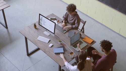 一群人坐在忙着他们的笔记本电脑 · 免费素材视频