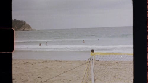 人们喜欢海滩的旧录像 · 免费素材视频
