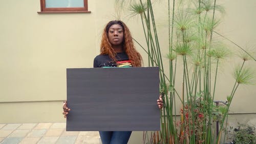 一个女人抱着一块板 · 免费素材视频
