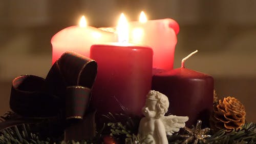 耶稣降生节和圣诞节那天倒数季节期间燃烧蜡烛 · 免费素材视频