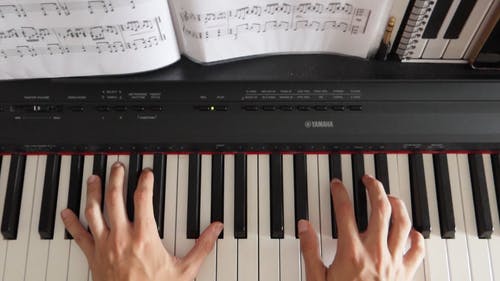 弹钢琴的人 · 免费素材视频