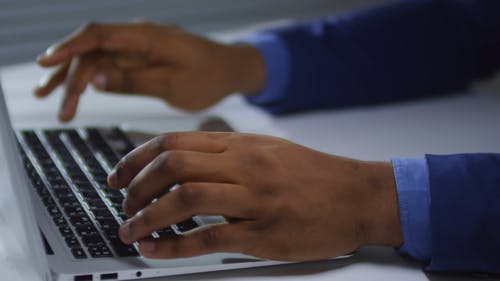 一个人的手在笔记本电脑键盘上打字 · 免费素材视频