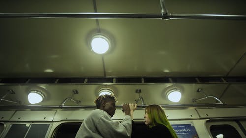 一对夫妇在火车抢酒吧摸手 · 免费素材视频