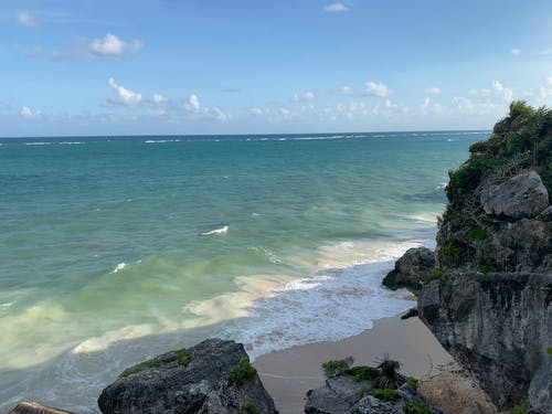 大浪冲撞海岸线 · 免费素材视频