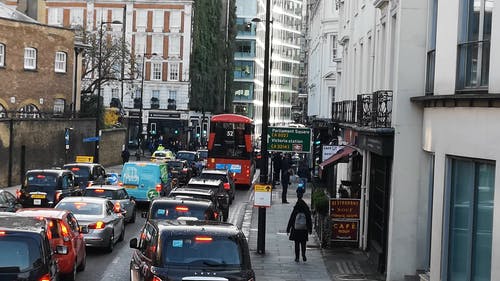 在伦敦繁忙的街道交通 · 免费素材视频