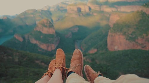 有关一对, 优美的风景, 坐在悬崖上的免费素材视频