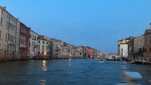 游览意大利威尼斯的大运河水道 · 免费素材视频