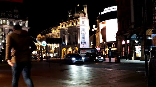 晚上在伦敦一条街的繁忙部分 · 免费素材视频