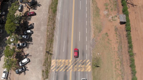 车辆在路上的无人机画面 · 免费素材视频