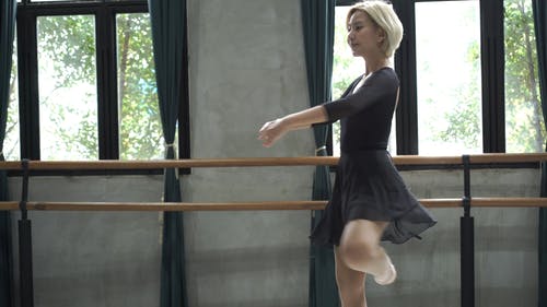 黑色芭蕾舞短裙做芭蕾舞的女人 · 免费素材视频