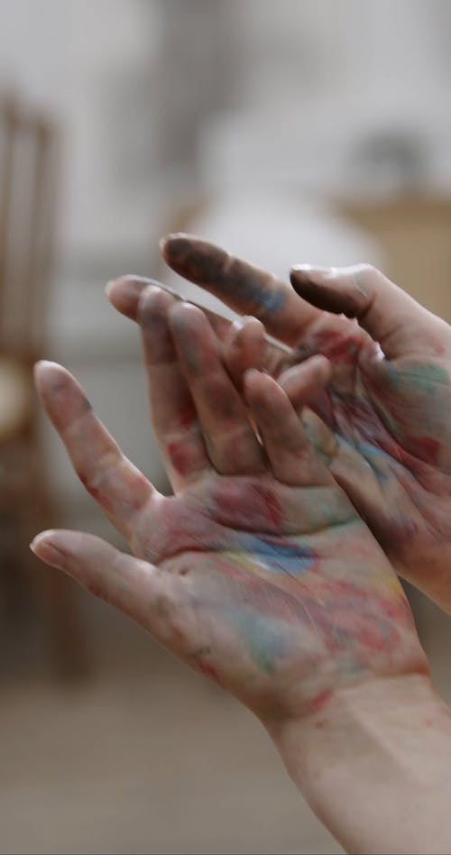 一个女人的手充满了油漆污点 · 免费素材视频