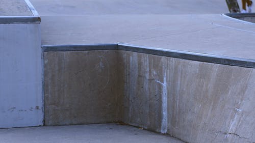 溜冰者跳下滑板公园坡道 · 免费素材视频