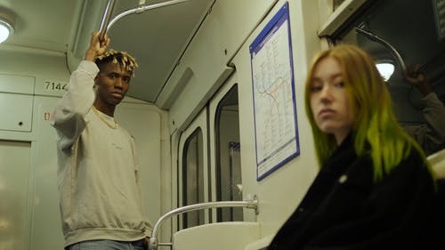 一个男人和一个女人在火车上 · 免费素材视频