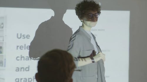 一个女人提出一个计划在白墙上的提案 · 免费素材视频