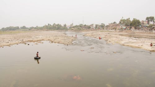 无人机在河里的人的镜头 · 免费素材视频