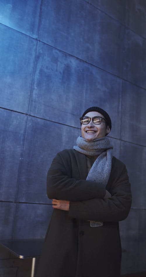 一个穿着冬天的衣服摆姿势拍照的人 · 免费素材视频