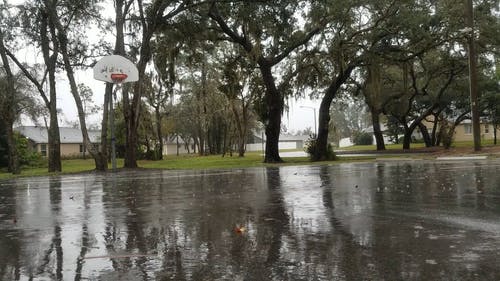 降雨导致篮球场积水 · 免费素材视频