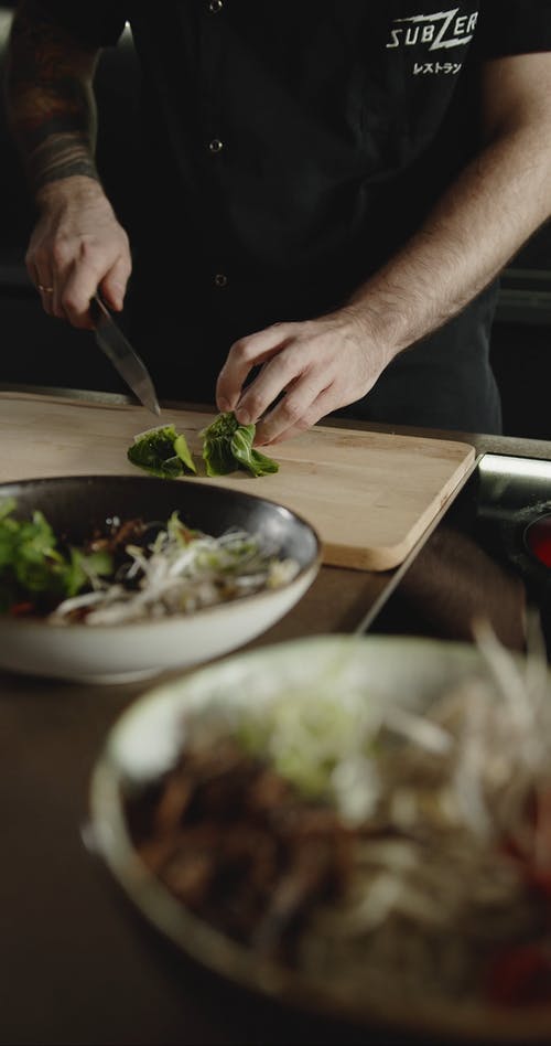 切下bok Choy蔬菜用作碗日本拉面的浇头 · 免费素材视频