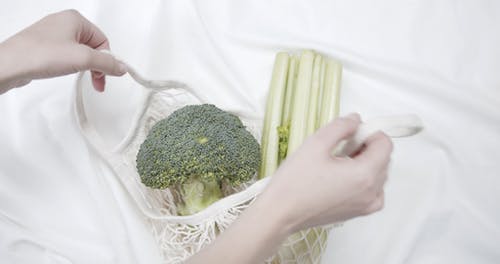 用于购物蔬菜的可重复使用的织物篮 · 免费素材视频