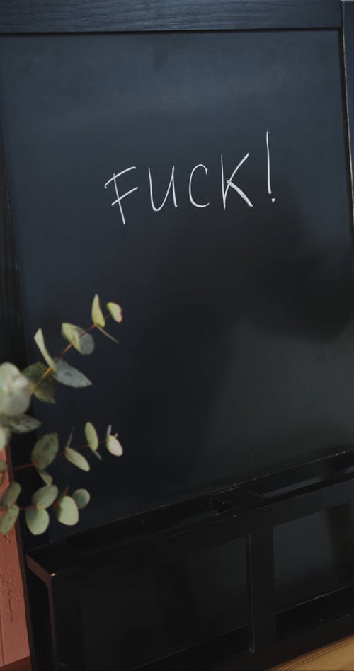 擦除用湿布在黑板上写的一个诅咒词 · 免费素材视频