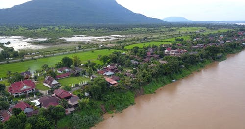 一条河附近的住宅社区 · 免费素材视频