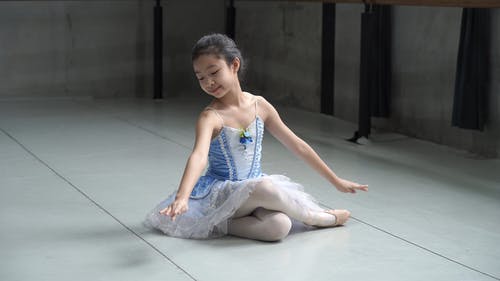 蓝色芭蕾舞短裙练习芭蕾的女孩 · 免费素材视频