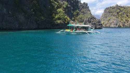 机动木船上的游客参观一个旅游目的地 · 免费素材视频