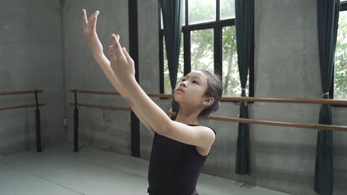 做芭蕾舞的女孩 · 免费素材视频