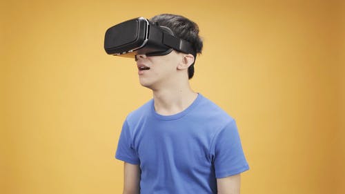 男孩使用虚拟现实耳机 · 免费素材视频
