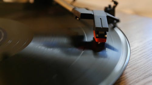 旋转黑胶唱片的运转中的转盘 · 免费素材视频