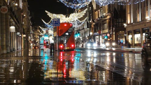 天使形成的圣诞灯照亮了街上 · 免费素材视频
