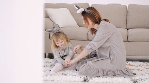 有关儿童, 兔子耳朵, 地板的免费素材视频