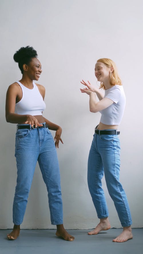 两个女人跳舞 · 免费素材视频