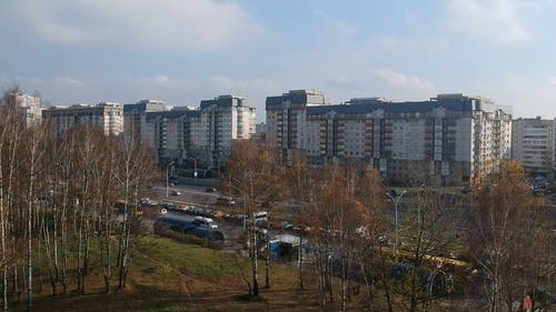 无人机镜头的建筑物和道路上的汽车 · 免费素材视频