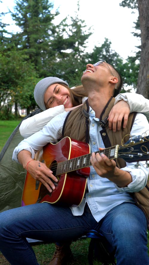 弹吉他时一起快乐的夫妻的镜头 · 免费素材视频