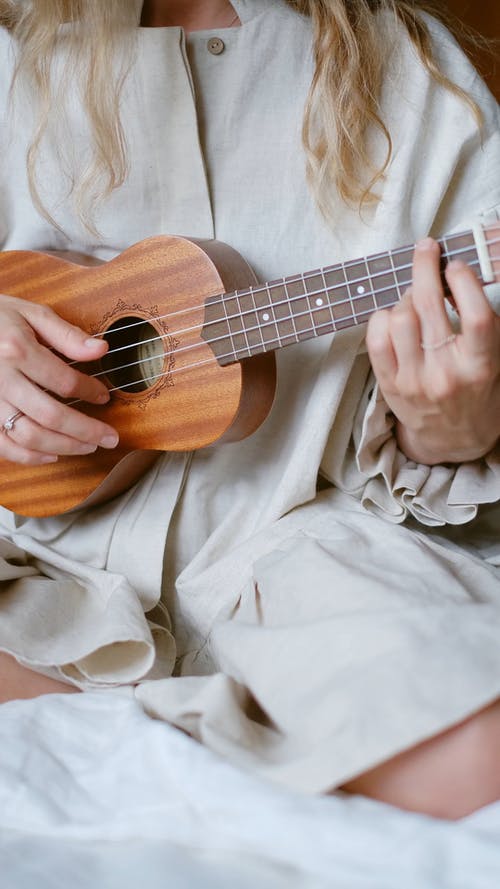 女人玩夏威夷四弦琴 · 免费素材视频