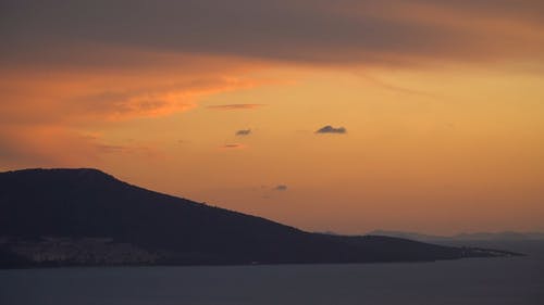 湖上天空的日落的颜色 · 免费素材视频