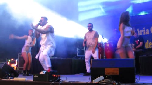 嘻哈艺术家在舞台上的现场表演 · 免费素材视频