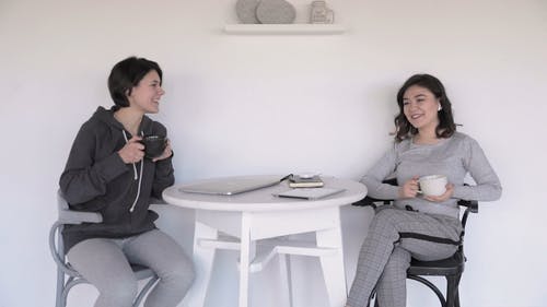 有关交谈, 享受公司, 人们在说话的免费素材视频