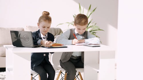 有关兄弟姐妹, 功课, 回到学校的免费素材视频