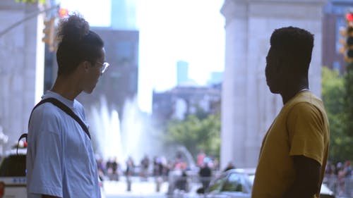 两名男子站在人行道上 · 免费素材视频