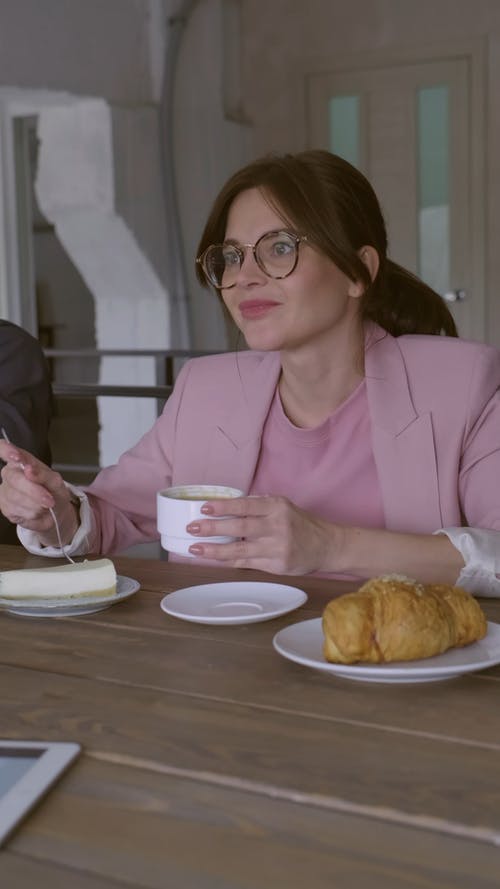 女人吃早餐 · 免费素材视频