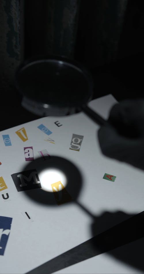 使用放大镜检查切出的字母 · 免费素材视频