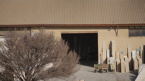 在仓库工作的人 · 免费素材视频